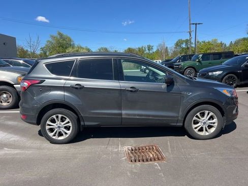 Used 2017 Ford Escape SE w/ Equipment Group 201A FWD image 3