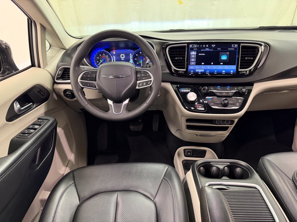 Used 2024 Chrysler Pacifica Touring-L FWD image 30