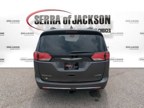 Used 2019 Chrysler Pacifica Limited w/ Advanced Safetytec Group FWD image 7