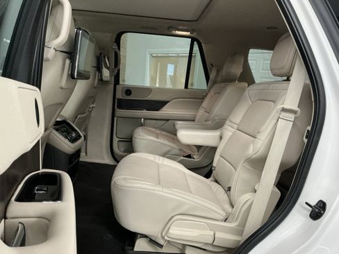 Used 2018 Lincoln Navigator Select w/ Technology Package image 19