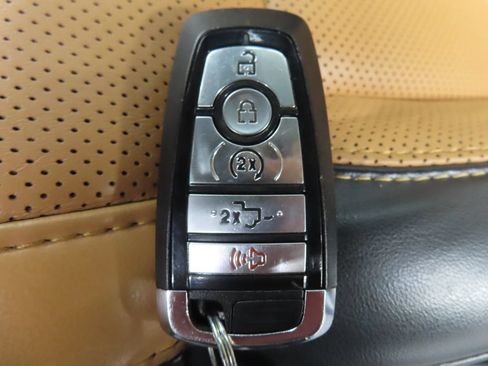 Used 2023 Ford F250 Platinum w/ FX4 Off-Road Package AWD/4WD image 81