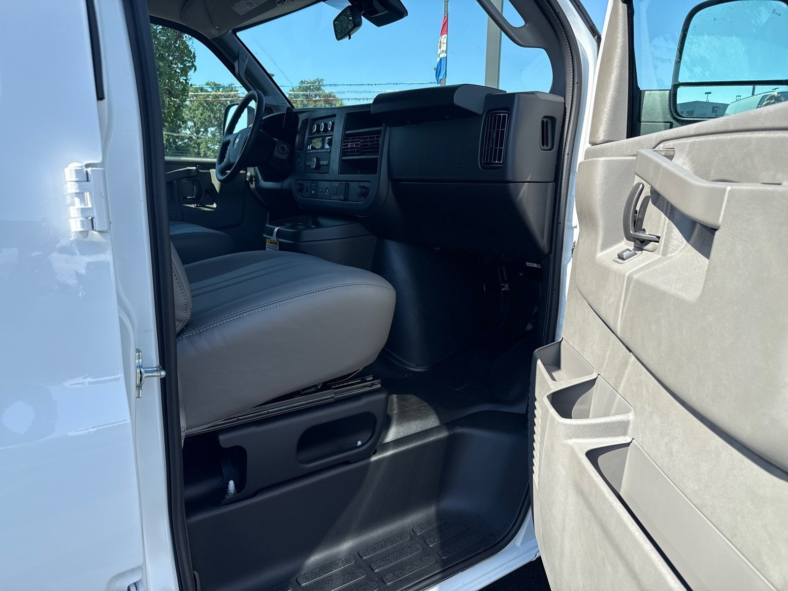 New 2025 Chevrolet Express 2500 Extended w/ Enhanced Convenience Package RWD image 19