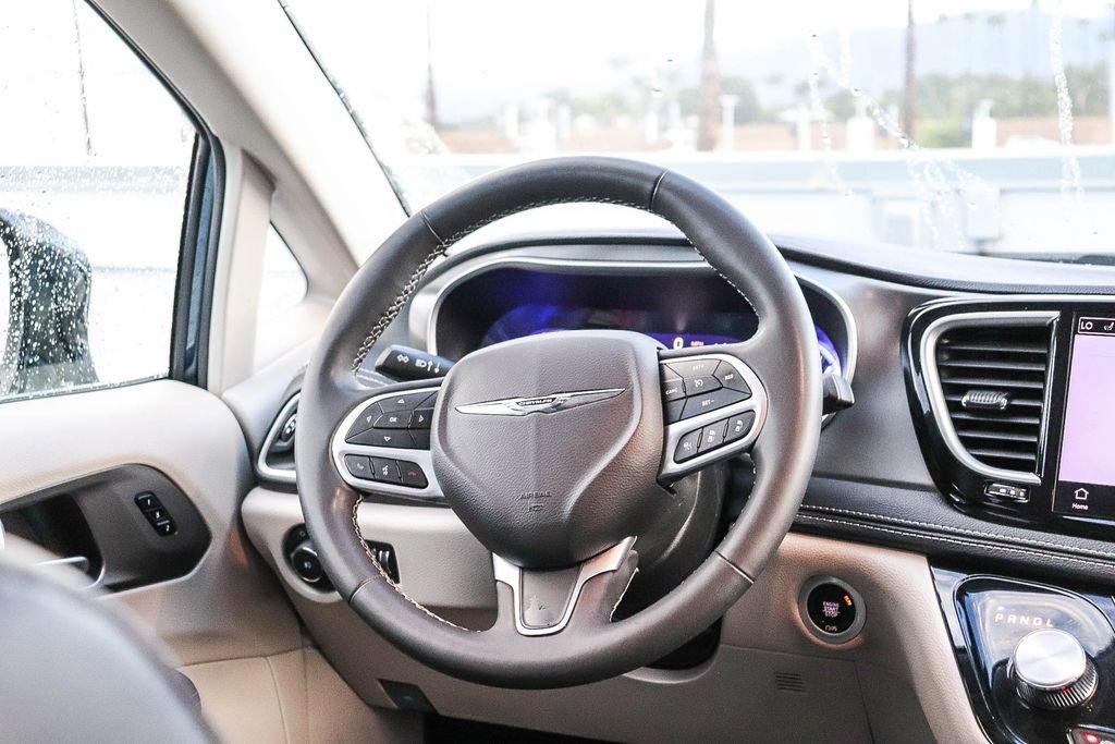 Used 2024 Chrysler Pacifica Limited FWD image 17