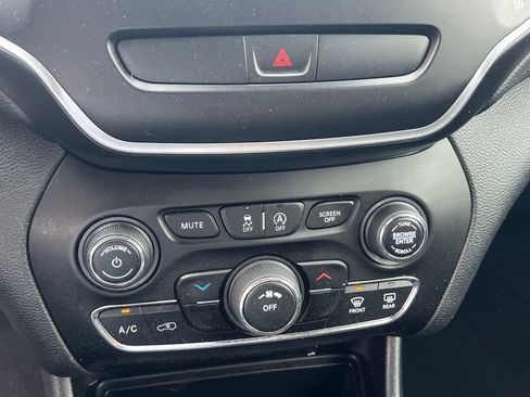Used 2019 Jeep Cherokee Latitude w/ Popular Appearance Group AWD/4WD image 35