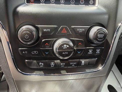 Used 2019 Jeep Grand Cherokee Laredo AWD/4WD image 17