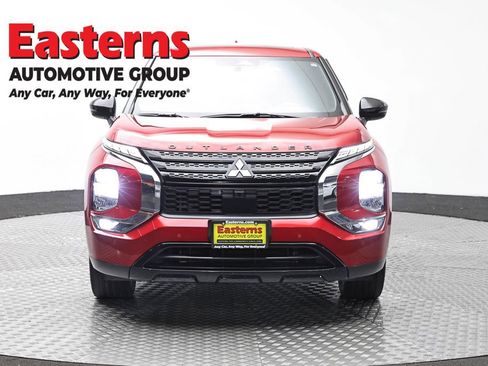Used 2022 Mitsubishi Outlander SE FWD image 2