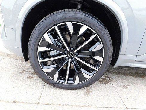 New 2026 Volvo XC90 B6 Plus w/ Protection Package Premier AWD/4WD image 12