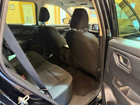 Used 2025 Nissan Rogue S image 19