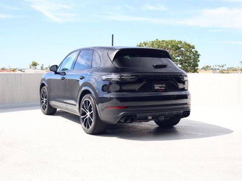 Certified 2023 Porsche Cayenne Platinum Edition image 3