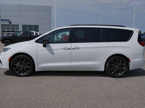 Used 2025 Chrysler Pacifica Limited FWD image 10