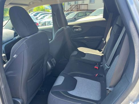 Used 2014 Jeep Cherokee Latitude w/ Comfort/Convenience Group FWD image 12