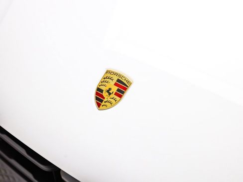 Certified 2025 Porsche Macan image 12