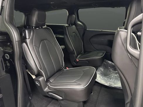 New 2026 Chrysler Pacifica Limited w/ S Appearance Package image 32