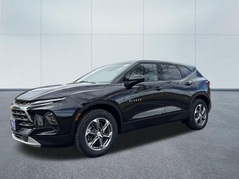 Used 2025 Chevrolet Blazer LT image 3