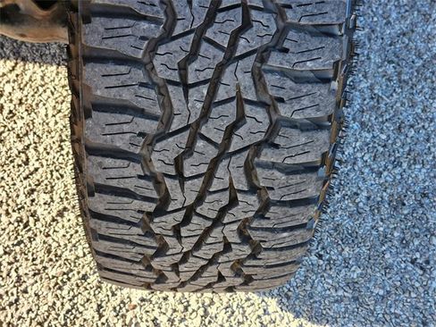 Used 2016 Toyota Tacoma SR5 w/ SR5 Appearance Package (SN) image 11