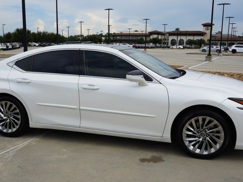 Certified 2022 Lexus ES 350 Ultra Luxury w/ Accessory Package 2 FWD image 4