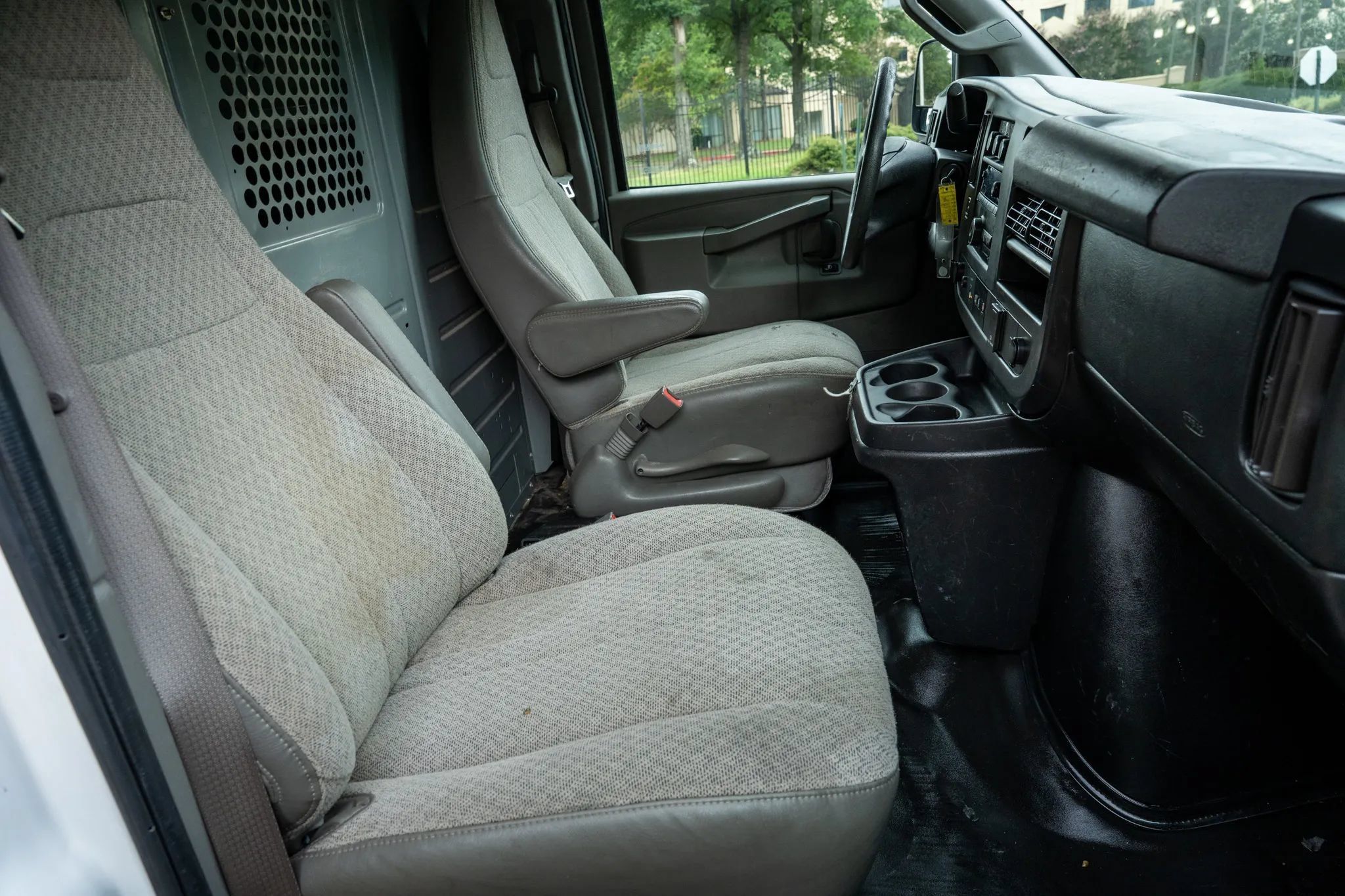Used 2018 Chevrolet Express 2500 w/ Driver Convenience Package RWD image 16