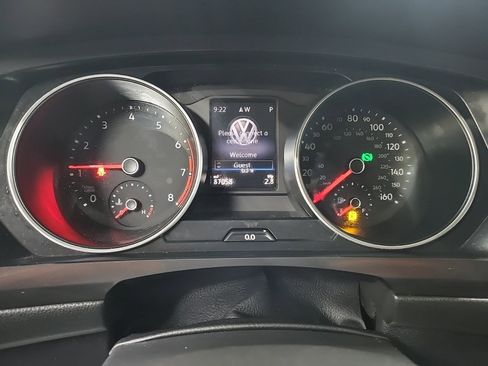 Used 2018 Volkswagen Tiguan SEL AWD/4WD image 11