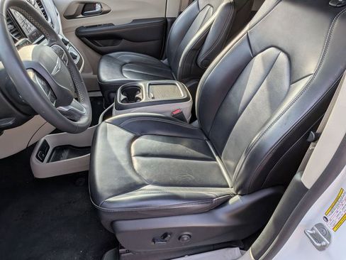 Certified 2023 Chrysler Pacifica Touring-L image 19