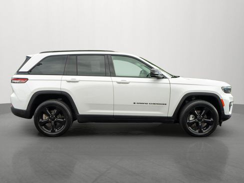 Used 2023 Jeep Grand Cherokee Limited w/ Luxury Tech Group II AWD/4WD image 8