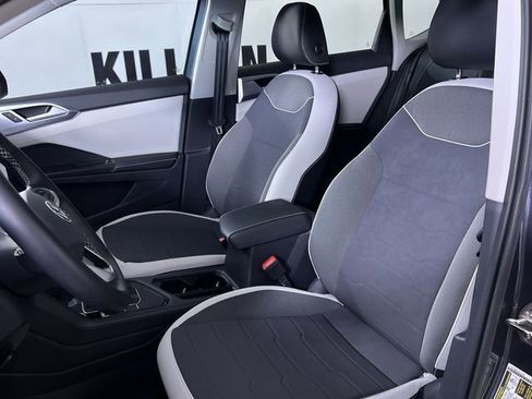 Used 2025 Volkswagen Taos SE image 11