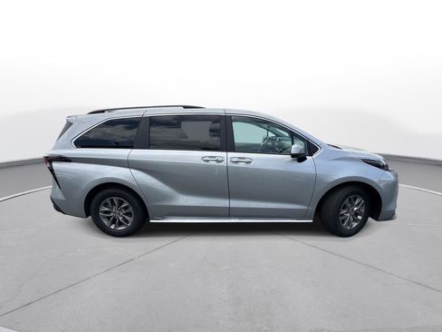 Certified 2025 Toyota Sienna XLE FWD image 5