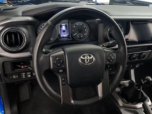 Used 2017 Toyota Tacoma TRD Sport AWD/4WD image 18