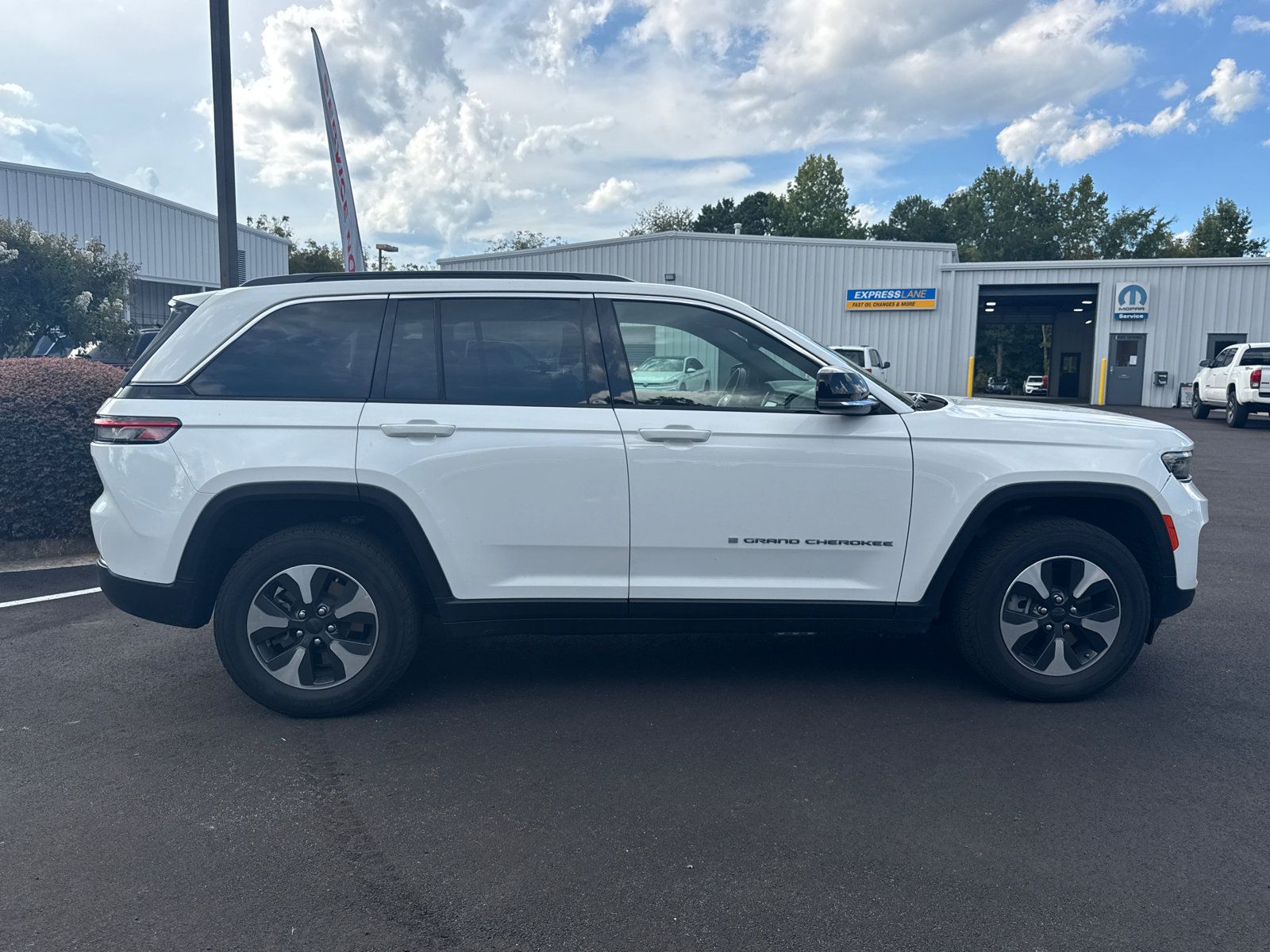 Used 2024 Jeep Grand Cherokee Limited 4xe AWD/4WD image 4