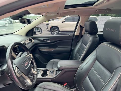 Used 2021 GMC Acadia Denali w/ Denali Technology Package FWD image 8