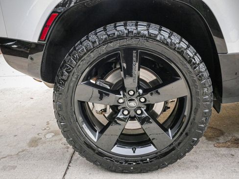 Used 2023 Land Rover Defender 90 X-Dynamic SE image 13