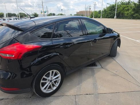 Used 2018 Ford Focus SE FWD image 3