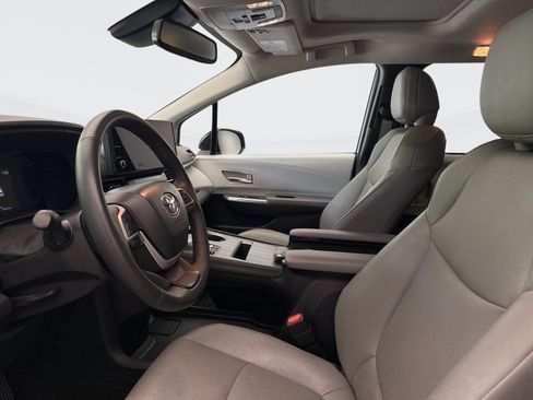 Used 2025 Toyota Sienna XLE w/ XLE Plus Package AWD/4WD image 9