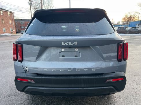 Used 2022 Kia Sorento LX image 4