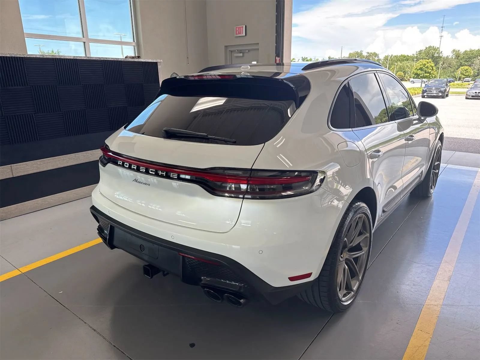 Used 2022 Porsche Macan AWD/4WD image 4