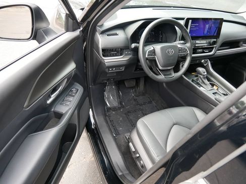 Used 2025 Toyota Grand Highlander AWD image 12
