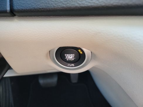 Used 2020 Chrysler Pacifica Touring w/ Cold Weather Group FWD image 31