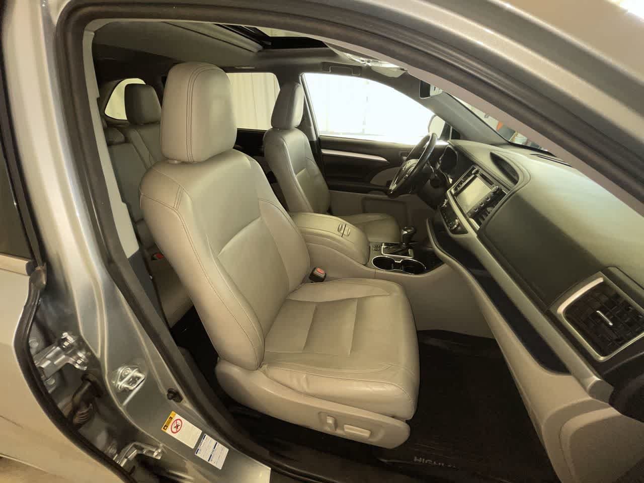 Used 2018 Toyota Highlander XLE AWD/4WD image 26
