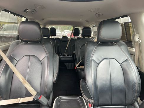 Used 2017 Chrysler Pacifica Touring-L FWD image 27