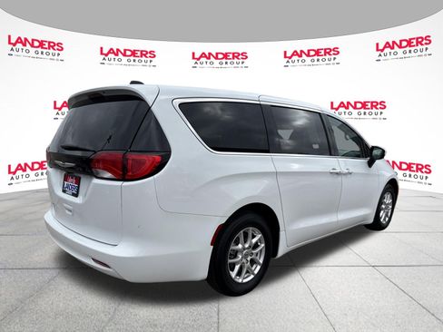 Used 2023 Chrysler Voyager LX image 3