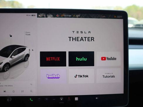 Used 2024 Tesla Model Y Long Range AWD/4WD image 26