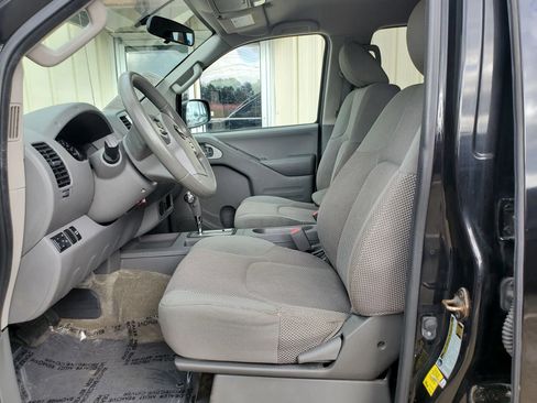 Used 2015 Nissan Frontier SV RWD image 4
