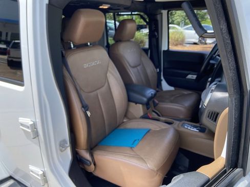 Used 2017 Jeep Wrangler Unlimited Sahara w/ Connectivity Group AWD/4WD image 20