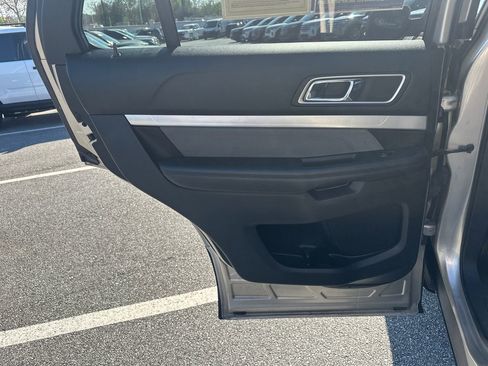 Used 2017 Ford Explorer XLT w/ Equipment Group 202A FWD image 22