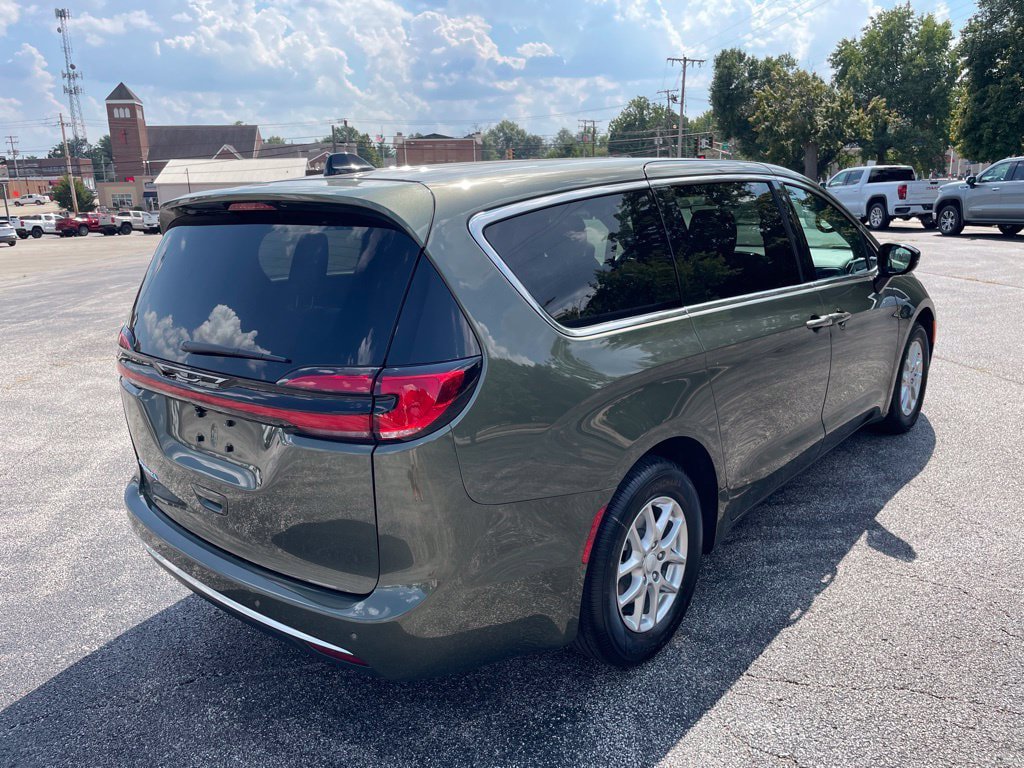 New 2027 Chrysler Pacifica Select FWD image 5