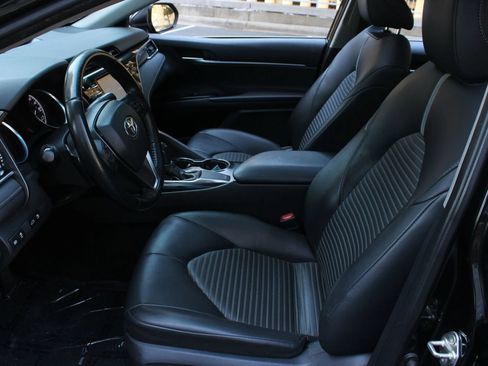 Used 2018 Toyota Camry SE w/ Moonroof Package FWD image 14