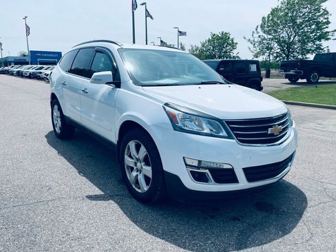 Used 2017 Chevrolet Traverse LT w/ Style and Technology Package FWD image 9