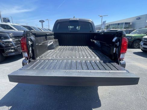 Used 2022 Toyota Tacoma SR5 w/ Technology Package RWD image 9