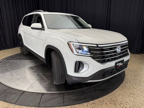 Used 2024 Volkswagen Atlas SE w/ Panoramic Sunroof Package image 12