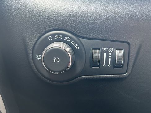 Used 2025 Jeep Compass Limited image 15