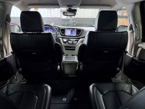 Used 2023 Chrysler Pacifica Touring-L FWD image 23
